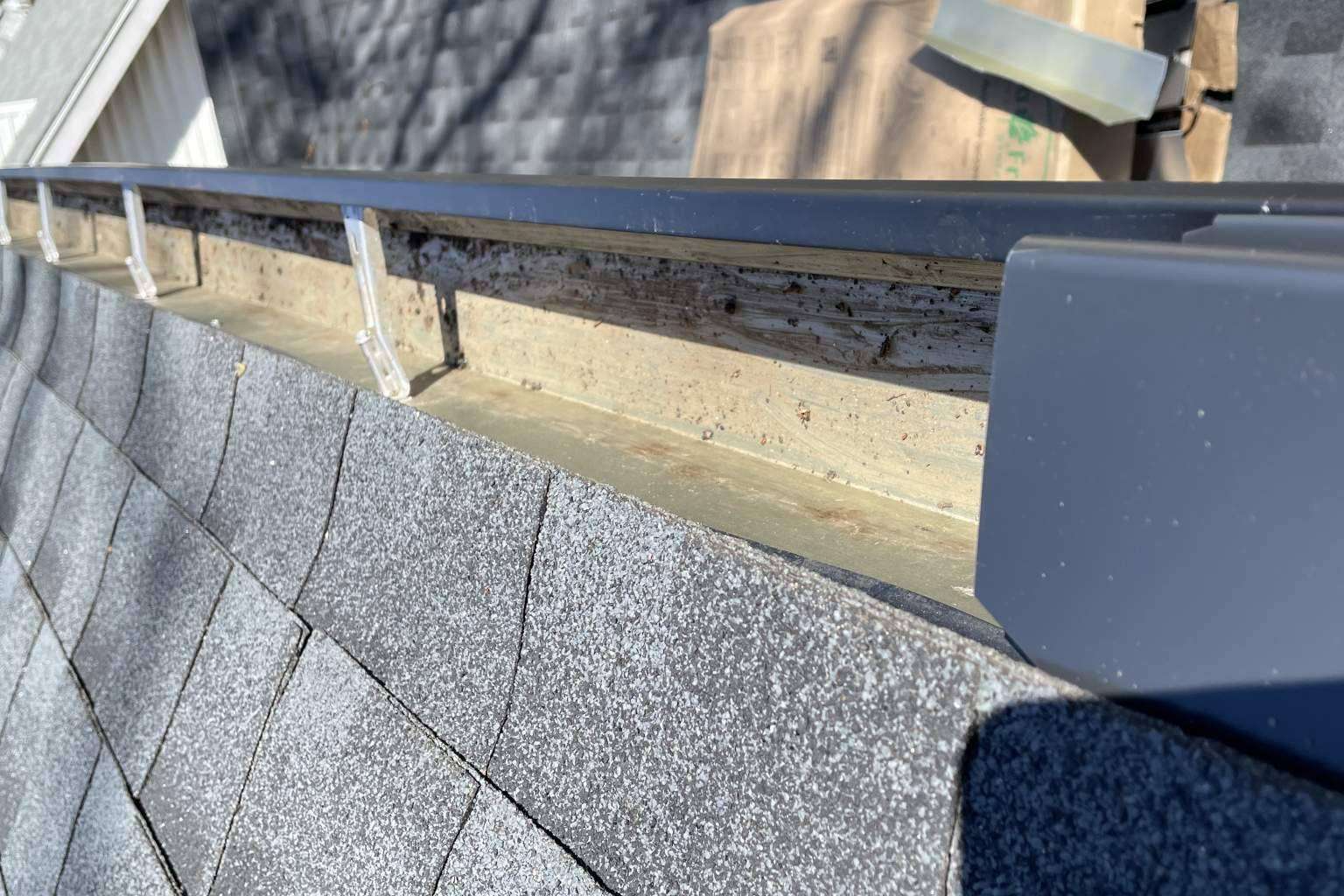 Pedroza Gutters LLC, experts in the installation of seamless gutters in all colors