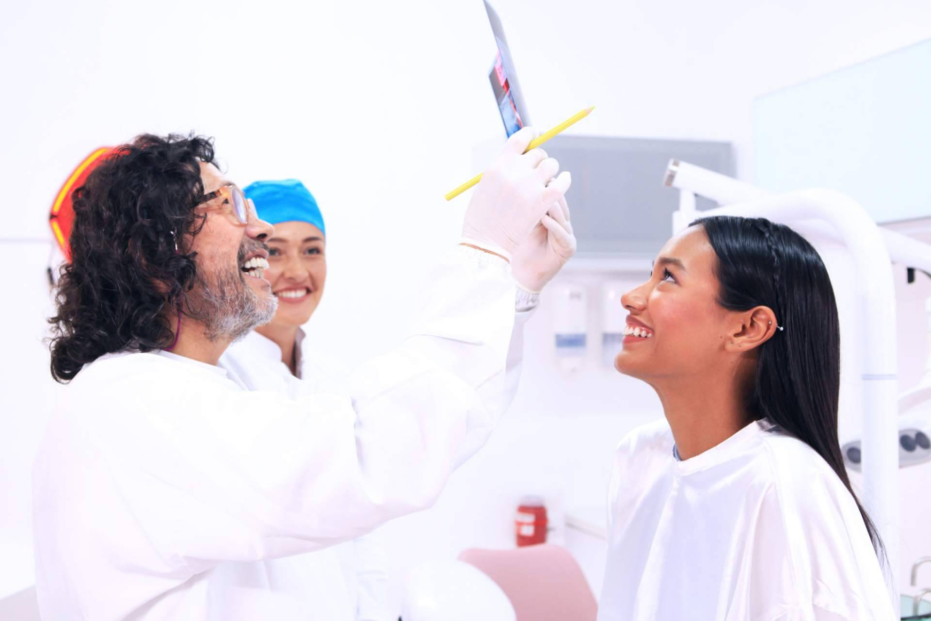 High-precision dental implants in Colombia by Marlon Becerra, where aesthetics meets functionality