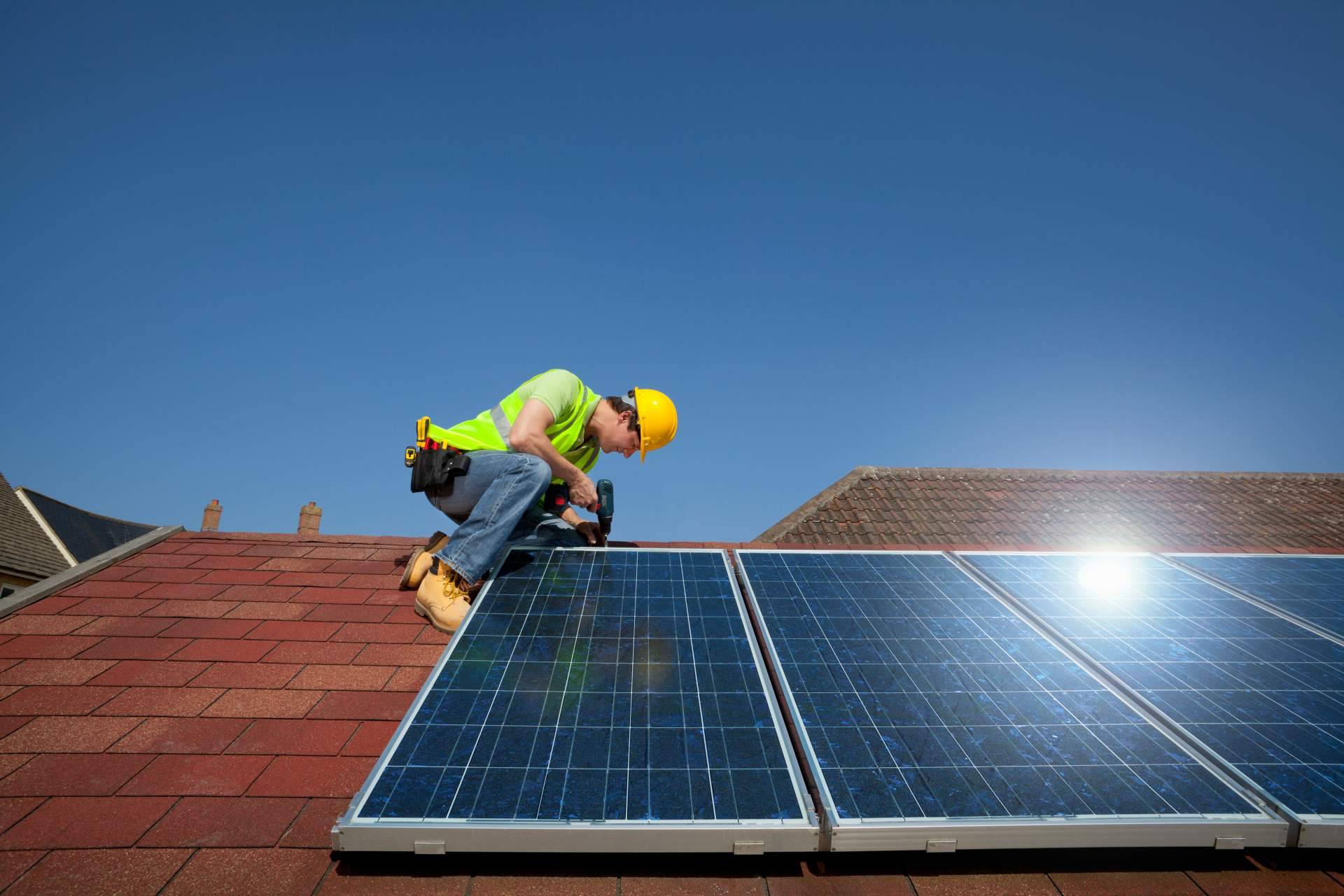 Excedentes solares; Cómo ahorrar en la factura eléctrica y abastecer una segunda vivienda